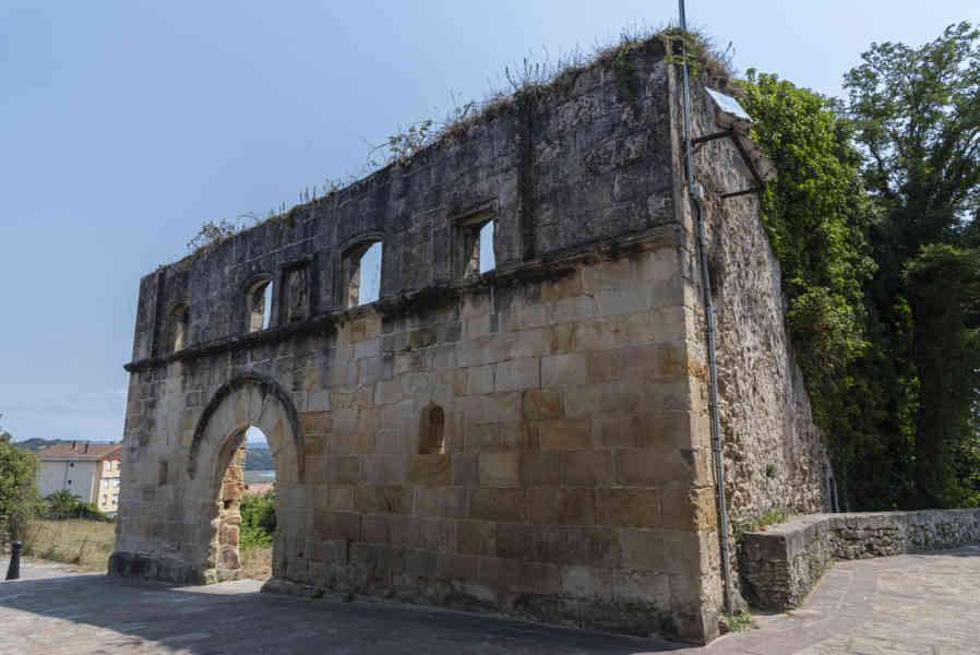 Cantabria 040 - San Vicente de la Barquera - restos del antiguo hospital de la Concepción.jpg